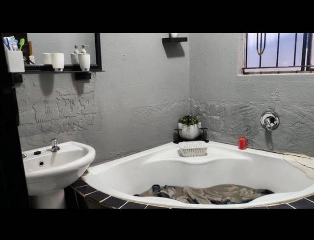 2 BEDROOM HOUSE FOR SALE IN CLAYVILLE EAST
